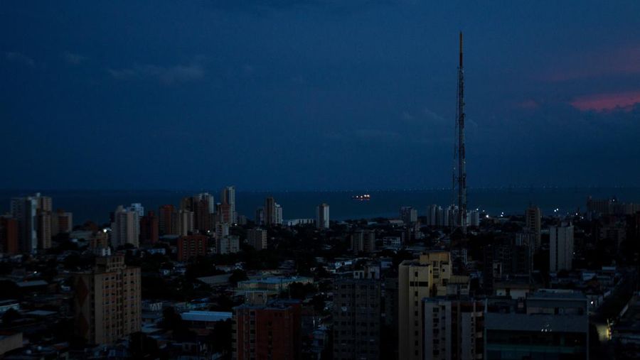 Pemandangan gedung-gedung dalam kegelapan saat listrik padam, meskipun listrik sudah kembali menyala di beberapa bagian kota dan negara, setelah pemadaman listrik nasional, di Maracaibo, Venezuela, 30 Agustus 2024. (REUTERS/Isaac Urrutia)