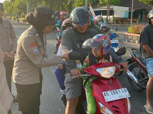 Sempat Dikira Razia, Pengendara di Ngawi Dapat Cokelat