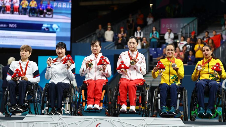 Peraih medali emas Liu Jing dari Tiongkok dan Xue Juan dari Tiongkok, peraih medali perak Su Yeon Seo dari Korea Selatan dan Jiyu Yoon dari Korea Selatan, peraih medali perunggu Catia Oliveira dari Brasil dan Joyce Oliveira dari Brasil berpose selama upacara penyerahan medali dalam Paralimpiade Paris 2024. (REUTERS/Kacper Pempel)