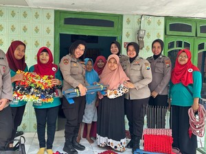 Sambut HUT Polwan, Polres Mojokerto Salurkan Alat Produksi Keset ke ODGJ