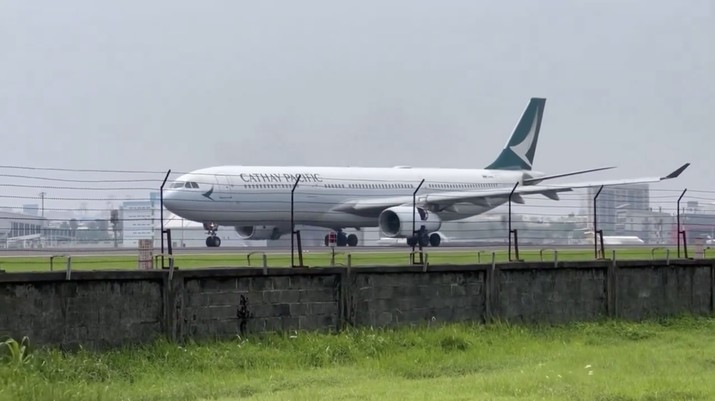 Sebuah penerbangan Cathay Pacific Airways yang menuju Hong Kong membatalkan lepas landas di landasan pacu bandara Kaohsiung di Taiwan setelah api terlihat keluar dari salah satu mesinnya. (Tangkapan Layar X @RiderinHK)