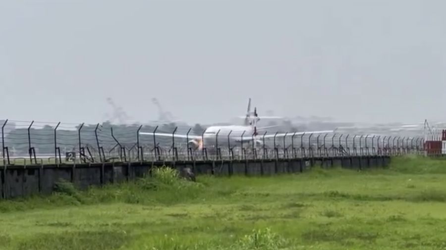 Sebuah penerbangan Cathay Pacific Airways yang menuju Hong Kong membatalkan lepas landas di landasan pacu bandara Kaohsiung di Taiwan setelah api terlihat keluar dari salah satu mesinnya. (Tangkapan Layar X @RiderinHK)