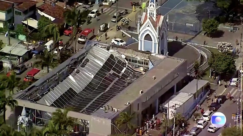Setidaknya dua orang tewas di Brasil setelah atap gereja di kota pesisir Recife runtuh pada hari Jumat (30/8/2024). (Tangkapan Layar Video Reuters/TV GLOBO)