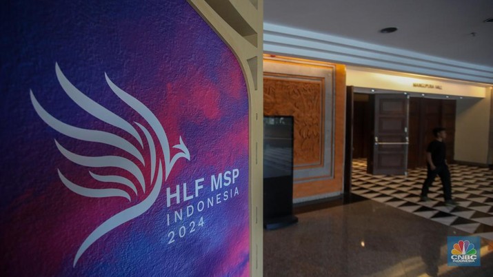 Suasana pengerjaan dekorasi High-Level Forum on Multi Stakeholder Partnership (HLF-MSP) 2024 di Bali International Convention Center (BICC), Nusa Dua, Bali, Sabtu (31/8/2024). (CNBC Indonesia/Faisal Rahman)