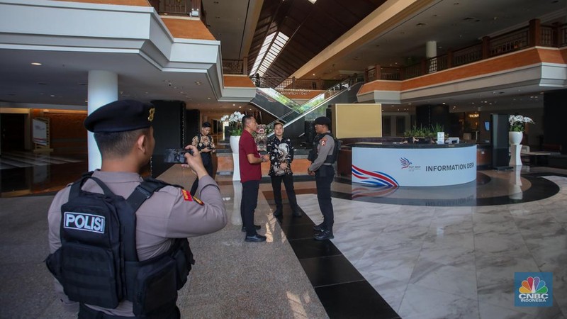 Suasana pengerjaan dekorasi High-Level Forum on Multi Stakeholder Partnership (HLF-MSP) 2024 di Bali International Convention Center (BICC), Nusa Dua, Bali, Sabtu (31/8/2024). (CNBC Indonesia/Faisal Rahman)