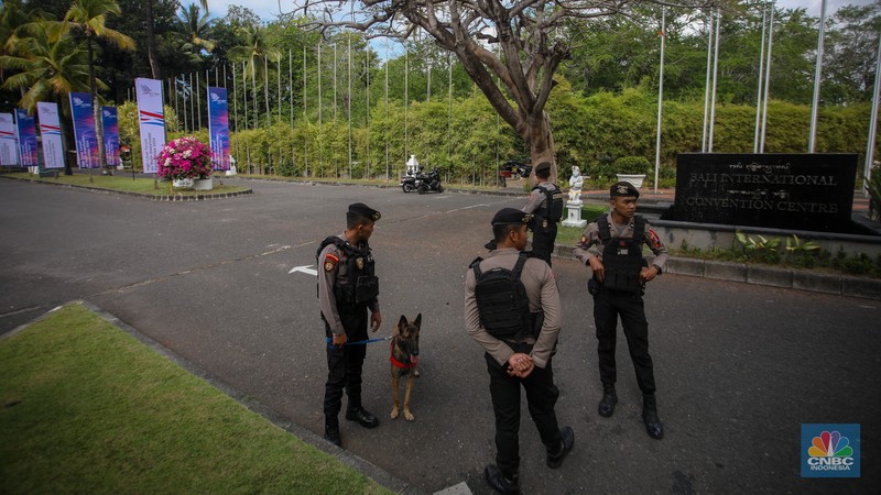 Suasana pengerjaan dekorasi High-Level Forum on Multi Stakeholder Partnership (HLF-MSP) 2024 di Bali International Convention Center (BICC), Nusa Dua, Bali, Sabtu (31/8/2024). (CNBC Indonesia/Faisal Rahman)