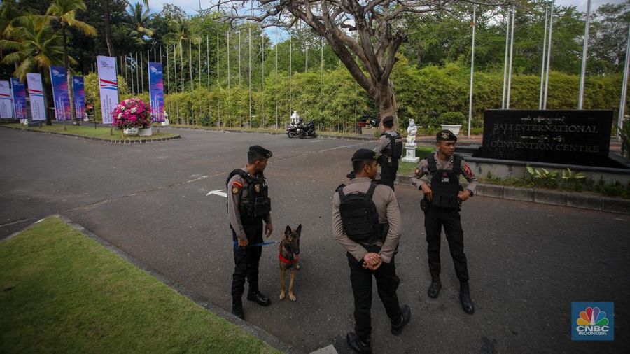 Suasana pengerjaan dekorasi High-Level Forum on Multi Stakeholder Partnership (HLF-MSP) 2024 di Bali International Convention Center (BICC), Nusa Dua, Bali, Sabtu (31/8/2024). (CNBC Indonesia/Faisal Rahman)