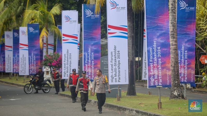Suasana pengerjaan dekorasi High-Level Forum on Multi Stakeholder Partnership (HLF-MSP) 2024 di Bali International Convention Center (BICC), Nusa Dua, Bali, Sabtu (31/8/2024). Suasana pengerjaan dekorasi High-Level Forum on Multi Stakeholder Partnership (HLF-MSP) 2024 di Bali International Convention Center (BICC), Nusa Dua, Bali, Sabtu (31/8/2024). (CNBC Indonesia/Faisal Rahman)