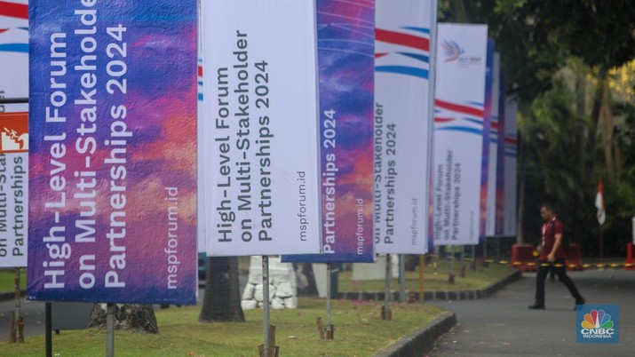 Suasana pengerjaan dekorasi High-Level Forum on Multi Stakeholder Partnership (HLF-MSP) 2024 di Bali International Convention Center (BICC), Nusa Dua, Bali, Sabtu (31/8/2024). (CNBC Indonesia/Faisal Rahman)