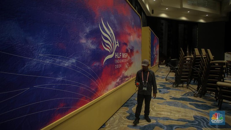 Suasana pengerjaan dekorasi High-Level Forum on Multi Stakeholder Partnership (HLF-MSP) 2024 di Bali International Convention Center (BICC), Nusa Dua, Bali, Sabtu (31/8/2024). (CNBC Indonesia/Faisal Rahman)