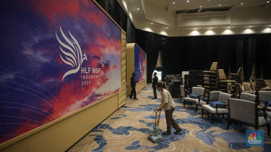 Suasana pengerjaan dekorasi High-Level Forum on Multi Stakeholder Partnership (HLF-MSP) 2024 di Bali International Convention Center (BICC), Nusa Dua, Bali, Sabtu (31/8/2024). (CNBC Indonesia/Faisal Rahman)