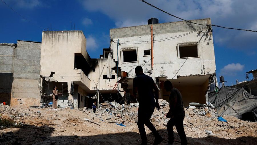 Warga Palestina berjalan, menyusul serangan militer Israel, di Tulkarm, di Tepi Barat yang diduduki Israel, (30/8/2024). (REUTERS/Mohammed Torokman)