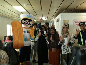 Hari Pelanggan Nasional, ASDP Bagikan 500 Merchandise ke Penumpang Kapal