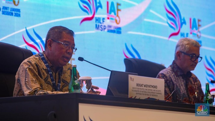 Deputi Bidang Politik, Hukum, Pertahanan dan Keamanan Kementerian PPN/Bappenas, Bogat Widyatmoko menyampaikan keterangan saat konferensi pers di Bali Nusa Dua Convention Center (BNDCC), Nusa Dua, Bali, Minggu (1/8/2024). (CNBC Indonesia/Faisal Rahman)
