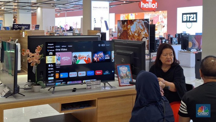 Diskon LED TV di Transmart Full Day Sale. (CNBC Indonesia/Khoirul Anam)