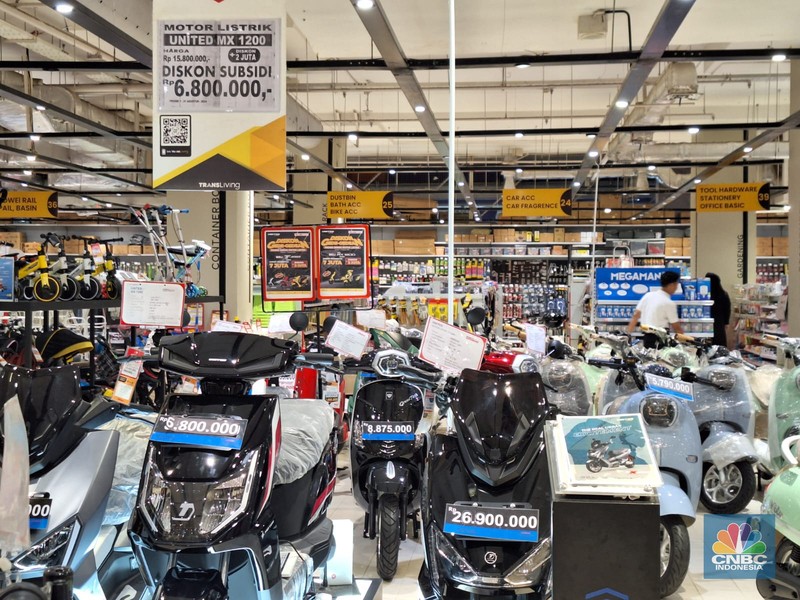 Diskon Motor Listrik di Transmar Mal Kokas. (CNBC Indonesia/Khoirul Anam)