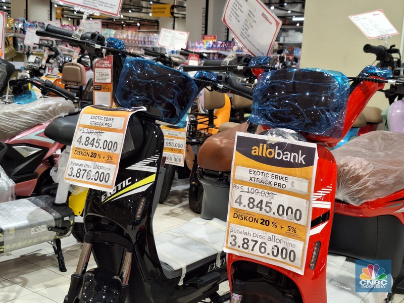Diskon Motor Listrik di Transmar Mal Kokas. (CNBC Indonesia/Khoirul Anam)