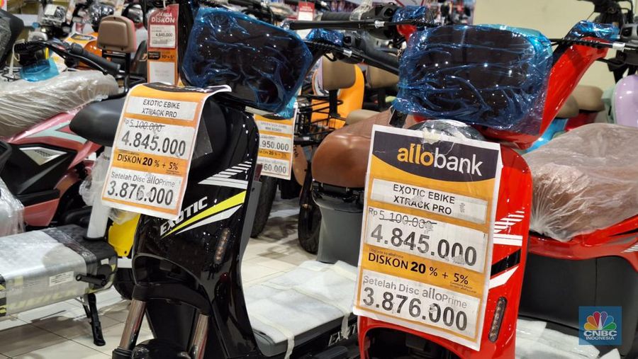 Diskon Motor Listrik di Transmar Mal Kokas. (CNBC Indonesia/Khoirul Anam)