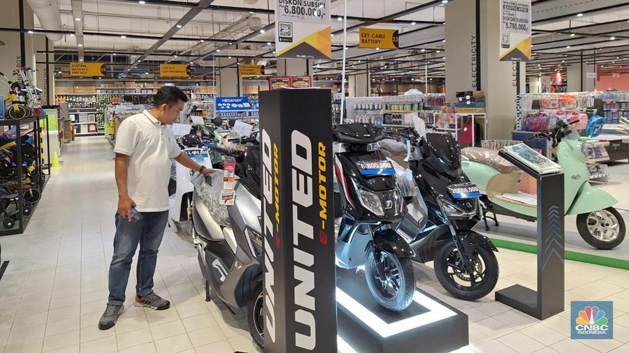 Diskon Motor Listrik di Transmar Mal Kokas. (CNBC Indonesia/Khoirul Anam)