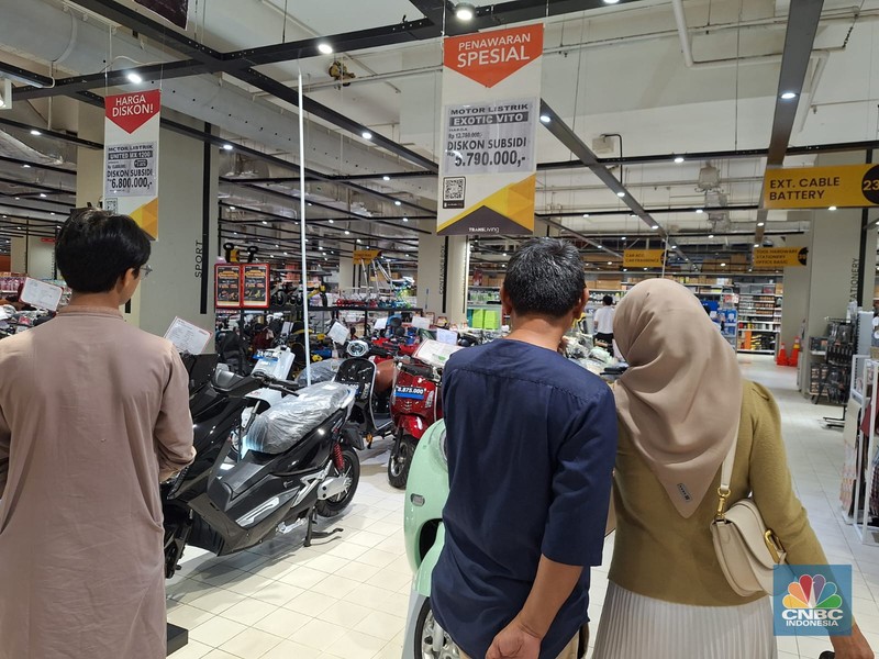 Diskon Motor Listrik di Transmar Mal Kokas. (CNBC Indonesia/Khoirul Anam)