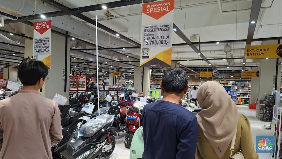 Diskon Motor Listrik di Transmar Mal Kokas. (CNBC Indonesia/Khoirul Anam)