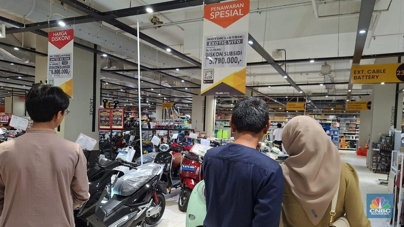 Diskon Motor Listrik di Transmar Mal Kokas. (CNBC Indonesia/Khoirul Anam)