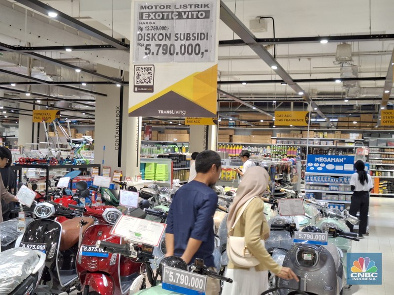 Diskon Motor Listrik di Transmar Mal Kokas. (CNBC Indonesia/Khoirul Anam)