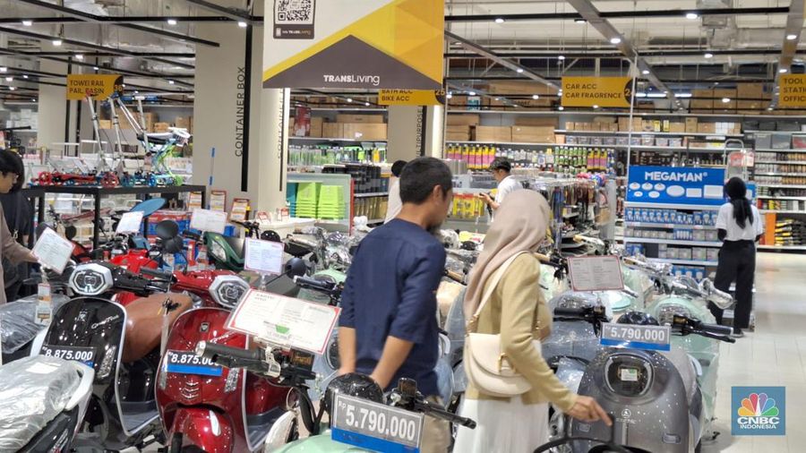 Diskon Motor Listrik di Transmar Mal Kokas. (CNBC Indonesia/Khoirul Anam)