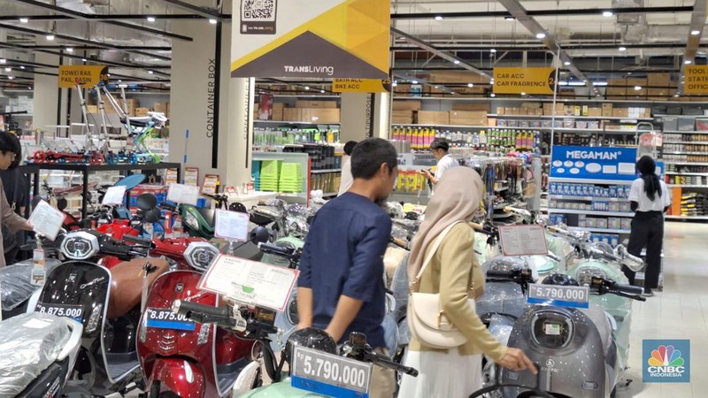 Diskon Motor Listrik di Transmar Mal Kokas. (CNBC Indonesia/Khoirul Anam)