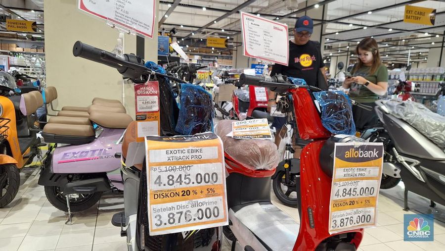 Diskon Sepeda Listrik di Transmart Full Day Sale. (CNBC Indonesia/Khoirul Anam)
