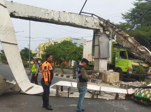 Gerbang Selamat Datang di Prabumulih Ambruk Usai Ditabrak Truk
