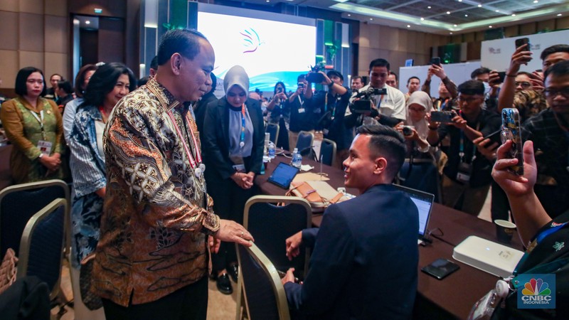 Menkominfo, Budi Arie Setiadi Menteri Komunikasi dan Informatika (Menkominfo) Budi Arie Setiadi meninjau media center Multi Stakeholder Partnership (HLF-MSP) 2024 dan Forum Indonesia-Africa (IAF) ke-2 di Bali Nusa Dua Convention Center (BNDCC), Nusa Dua, Bali, Minggu (1/9/2024). (CNBC Indonesia/Faisal Rahman)