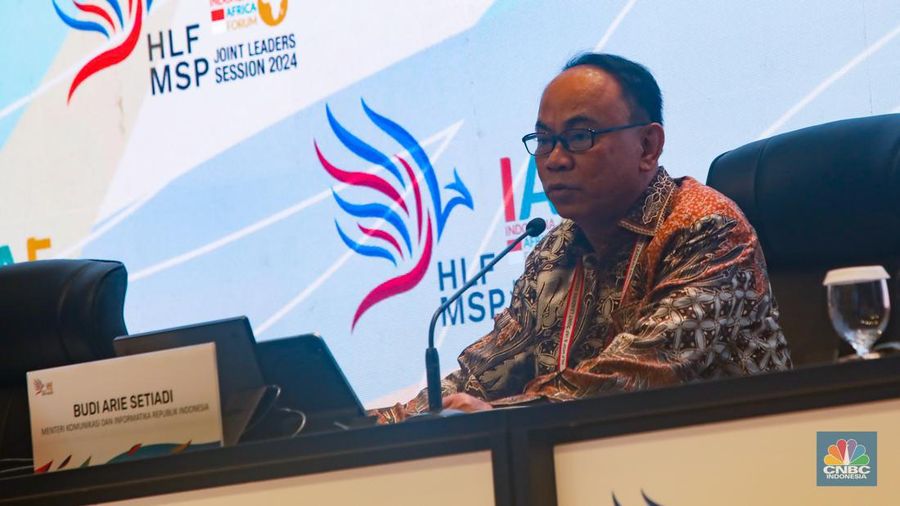 Menteri Komunikasi dan Informatika (Menkominfo) Budi Arie Setiadi meninjau media center Multi Stakeholder Partnership (HLF-MSP) 2024 dan Forum Indonesia-Africa (IAF) ke-2 di Bali Nusa Dua Convention Center (BNDCC), Nusa Dua, Bali, Minggu (1/9/2024). (CNBC Indonesia/Faisal Rahman)