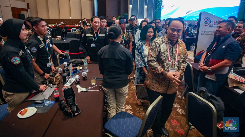 Menkominfo, Budi Arie Setiadi Menteri Komunikasi dan Informatika (Menkominfo) Budi Arie Setiadi meninjau media center Multi Stakeholder Partnership (HLF-MSP) 2024 dan Forum Indonesia-Africa (IAF) ke-2 di Bali Nusa Dua Convention Center (BNDCC), Nusa Dua, Bali, Minggu (1/9/2024). (CNBC Indonesia/Faisal Rahman)