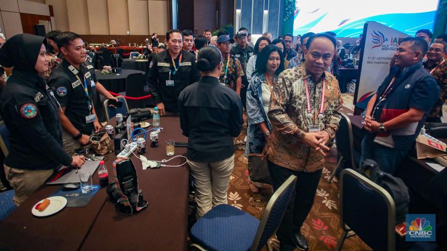 Menteri Komunikasi dan Informatika (Menkominfo) Budi Arie Setiadi meninjau media center Multi Stakeholder Partnership (HLF-MSP) 2024 dan Forum Indonesia-Africa (IAF) ke-2 di Bali Nusa Dua Convention Center (BNDCC), Nusa Dua, Bali, Minggu (1/9/2024). (CNBC Indonesia/Faisal Rahman)