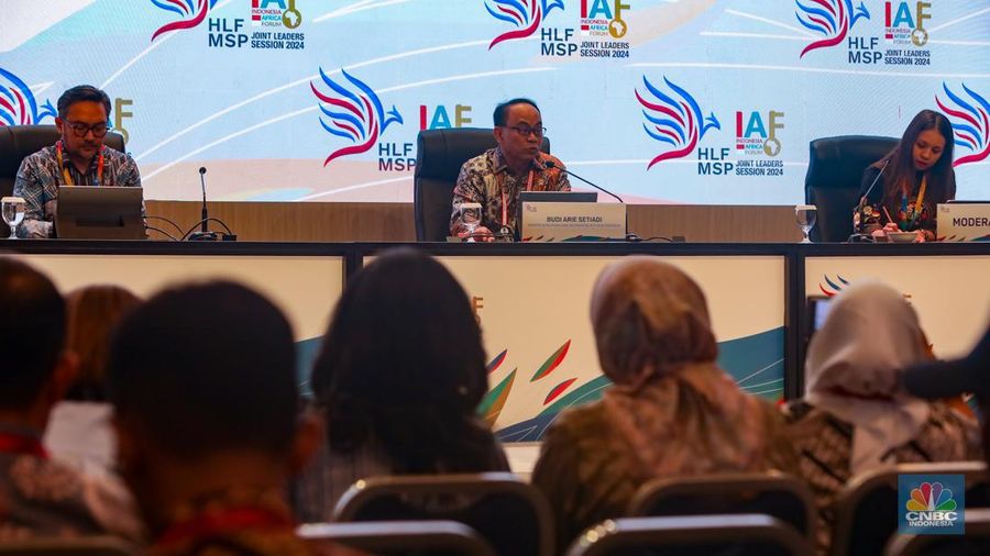 Menteri Komunikasi dan Informatika (Menkominfo) Budi Arie Setiadi meninjau media center Multi Stakeholder Partnership (HLF-MSP) 2024 dan Forum Indonesia-Africa (IAF) ke-2 di Bali Nusa Dua Convention Center (BNDCC), Nusa Dua, Bali, Minggu (1/9/2024). (CNBC Indonesia/Faisal Rahman)