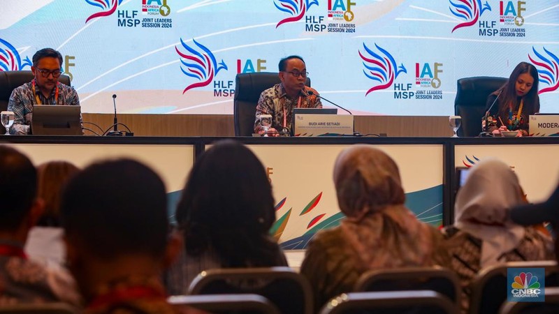 Menteri Komunikasi dan Informatika (Menkominfo) Budi Arie Setiadi meninjau media center Multi Stakeholder Partnership (HLF-MSP) 2024 dan Forum Indonesia-Africa (IAF) ke-2 di Bali Nusa Dua Convention Center (BNDCC), Nusa Dua, Bali, Minggu (1/9/2024). (CNBC Indonesia/Faisal Rahman)