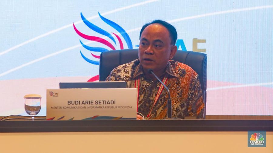 Menteri Komunikasi dan Informatika (Menkominfo) Budi Arie Setiadi meninjau media center Multi Stakeholder Partnership (HLF-MSP) 2024 dan Forum Indonesia-Africa (IAF) ke-2 di Bali Nusa Dua Convention Center (BNDCC), Nusa Dua, Bali, Minggu (1/9/2024). (CNBC Indonesia/Faisal Rahman)