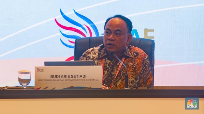Menteri Komunikasi dan Informatika (Menkominfo) Budi Arie Setiadi meninjau media center Multi Stakeholder Partnership (HLF-MSP) 2024 dan Forum Indonesia-Africa (IAF) ke-2 di Bali Nusa Dua Convention Center (BNDCC), Nusa Dua, Bali, Minggu (1/9/2024). (CNBC Indonesia/Faisal Rahman)