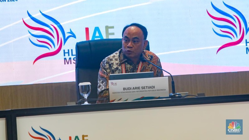 Menteri Komunikasi dan Informatika (Menkominfo) Budi Arie Setiadi meninjau media center Multi Stakeholder Partnership (HLF-MSP) 2024 dan Forum Indonesia-Africa (IAF) ke-2 di Bali Nusa Dua Convention Center (BNDCC), Nusa Dua, Bali, Minggu (1/9/2024). (CNBC Indonesia/Faisal Rahman)