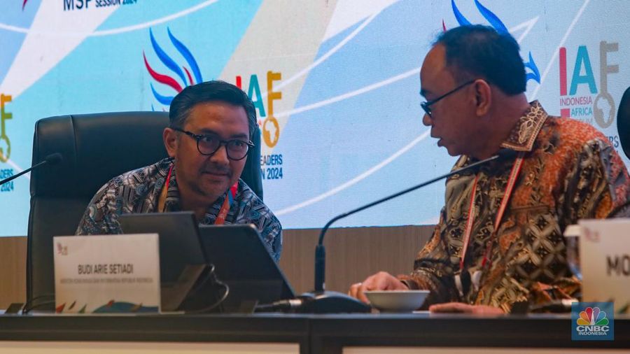 Menteri Komunikasi dan Informatika (Menkominfo) Budi Arie Setiadi meninjau media center Multi Stakeholder Partnership (HLF-MSP) 2024 dan Forum Indonesia-Africa (IAF) ke-2 di Bali Nusa Dua Convention Center (BNDCC), Nusa Dua, Bali, Minggu (1/9/2024). (CNBC Indonesia/Faisal Rahman)
