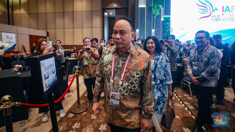 Menteri Komunikasi dan Informatika (Menkominfo) Budi Arie Setiadi meninjau media center Multi Stakeholder Partnership (HLF-MSP) 2024 dan Forum Indonesia-Africa (IAF) ke-2 di Bali Nusa Dua Convention Center (BNDCC), Nusa Dua, Bali, Minggu (1/9/2024). (CNBC Indonesia/Faisal Rahman)