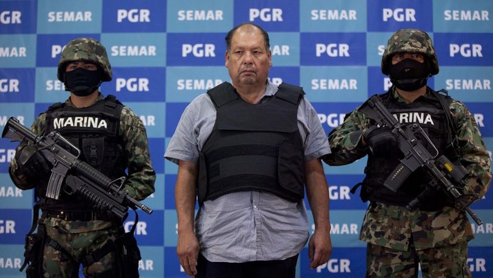Mexican Navy officers flank Mario Cardenas Guillen, also known as