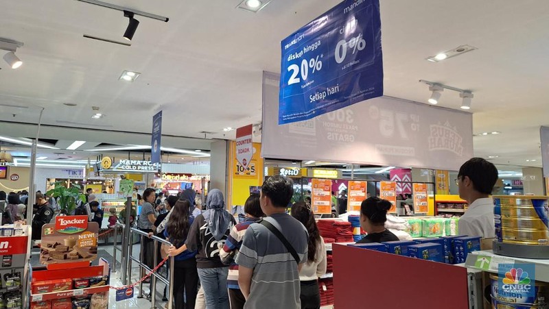 Transmart Full  Day Sale di Mall Kokas. (CNBC Indonnesia/Khoirul Anam)