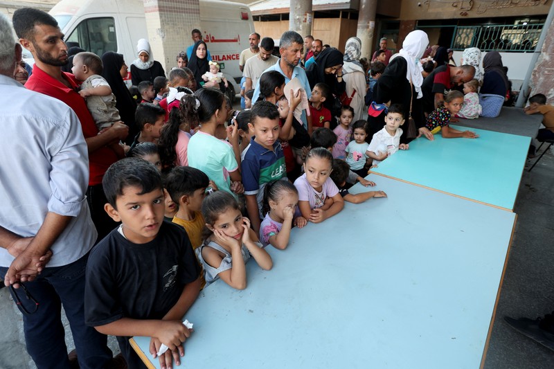Seorang pria Palestina menggendong seorang anak, saat anak tersebut divaksinasi polio, di tengah konflik Israel-Hamas, di rumah sakit Nasser di Khan Younis di Jalur Gaza selatan, 31 Agustus 2024. Seorang pria Palestina menggendong seorang anak, saat anak tersebut divaksinasi polio, di tengah konflik Israel-Hamas, di rumah sakit Nasser di Khan Younis di Jalur Gaza selatan, 31 Agustus 2024. (REUTERS/Mohammed Salem)