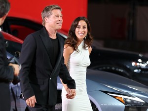 Brad Pitt Makin Sering Pamer Pacar Baru, Ini Potretnya