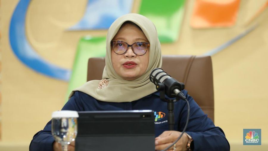 Deputi Bidang Distribusi dan Jasa BPS, Pudji Ismartini memberikan pemaparan di gedung Badan Pusat Statistik di Jakarta, Senin (2/9/2024). (վ/Tri Susilo)