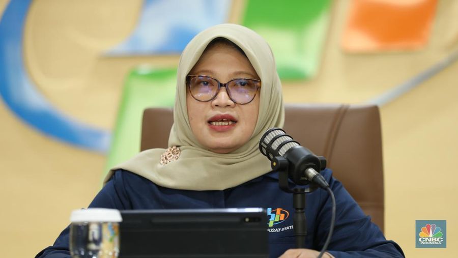 Deputi Bidang Distribusi dan Jasa BPS, Pudji Ismartini memberikan pemaparan di gedung Badan Pusat Statistik di Jakarta, Senin (2/9/2024). (CNBC Indonesia/Tri Susilo)
