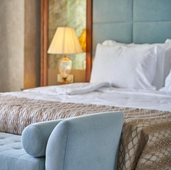 Banyak Orang Tak Tahu, Ini Alasan Tak Ada Guling di Kamar Hotel