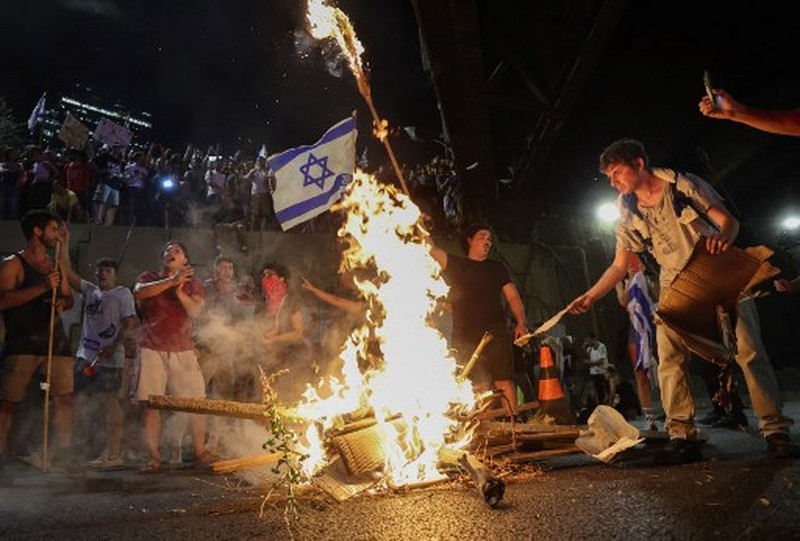 Para pengunjuk rasa berunjuk rasa menentang pemerintah dan menunjukkan dukungan bagi para sandera yang diculik selama serangan mematikan 7 Oktober, di tengah konflik yang sedang berlangsung di Gaza antara Israel dan Hamas, di Tel Aviv, Israel, 1 September 2024. (REUTERS/Florion Goga)